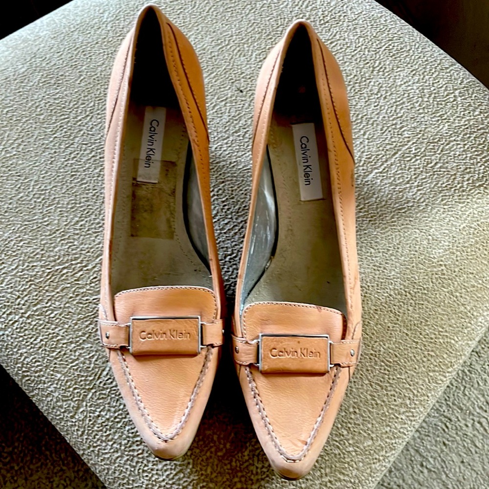 Lightly used great neutral color very comfortable medium width